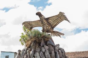 Escultura halcón Huamán - Huamanguilla